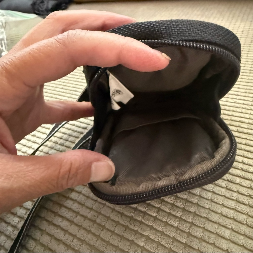 Kenneth Cole Reaction Digital Camera Case - Picture 6 of 6